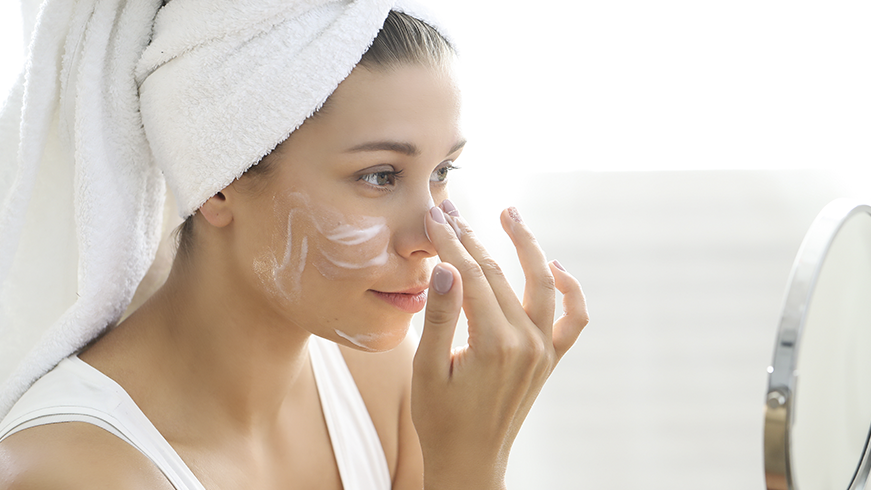 La importancia del uso de bases de maquillaje que tengan protector solar para estar en casa