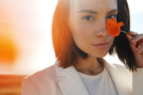 mujer en atardecer lancome