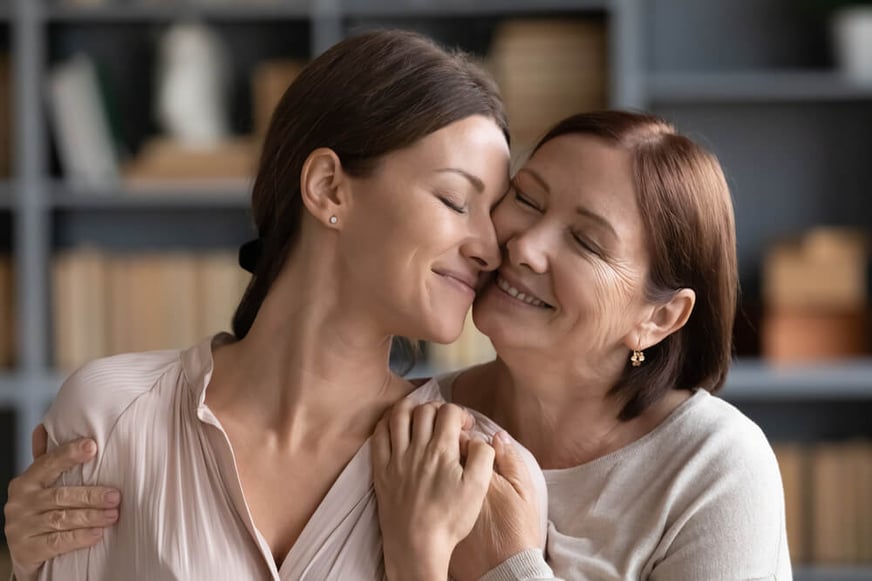 6 trucos de belleza que heredamos de nuestras madres y que seguimos aplicando en la actualidad