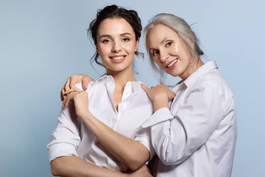 dos mujeres con tratamiento de belleza